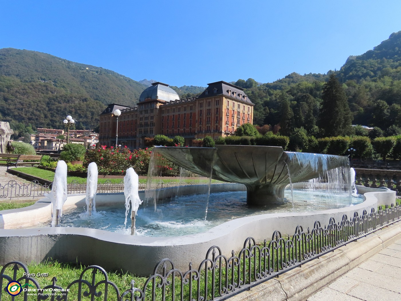 53 Fontana di Piazza Europa, riqualificata con giochi d'acqua e design moderno.JPG